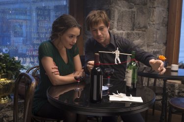 The Walk: Joseph Gordon-Levitt e Charlotte Le Bon osservano la riproduzione di un equilibrista