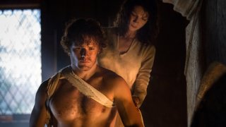 Outlander: Caitriona Balfe e Sam Heugham in una scene dell'episodio Castle Leoch
