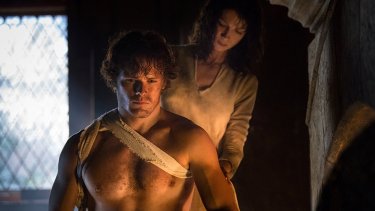 Outlander: Caitriona Balfe e Sam Heugham in una scene dell'episodio Castle Leoch