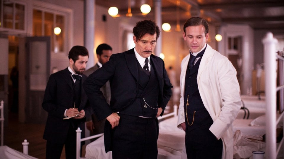 The Knick: Clive Owen e Michael Angarano nella prima stagione