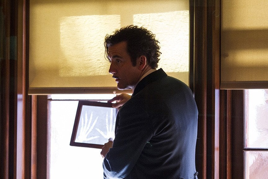 The Knick: un'immagine di Clive Owen nella prima stagione della serie