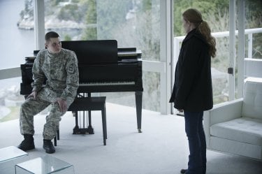 The Killing: Mireille Enos e Tyler Ross in una scene dell'episodio Eden