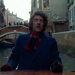 A Venezia... un dicembre rosa shocking: Donald Sutherland in una tesa sequenza
