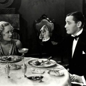 Miriam Hopkins e Herbert Marshall in una scena di Mancia competente