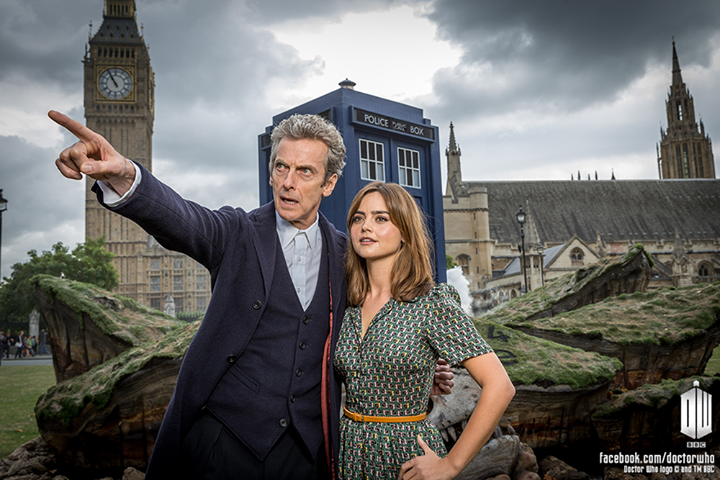 Doctor Who: Peter Capaldi e Jenna-Louise Coleman a Parliament Square in una foto promozionale per l'ottava stagione