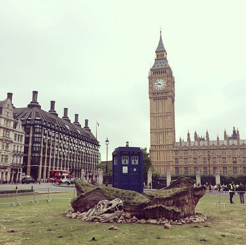 Doctor Who: il TARDIS in Parliament Square in una foto promozionale per l'ottava stagione