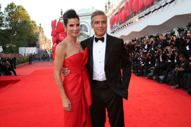 Venezia 2013: Sandra Bullock e George Clooney sul red carpet per Gravity