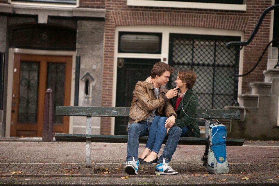 Colpa delle stelle: Shailene Woodley in un momento di tenerezza con Ansel Elgort