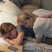 Colpa delle stelle: Shailene Woodley con Laura Dern in un momento del film