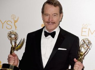 Bryan Cranston con due Emmy per l'ultima stagione di Breaking Bad, come migliore attore e come produttore