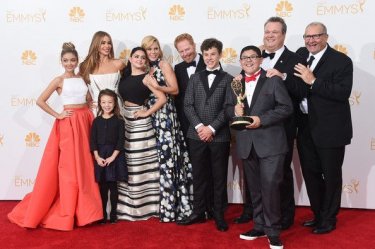 Emmy 2014: il cast di Modern Family con l'Emmy (il quinto di fila) per la migliore comedy series