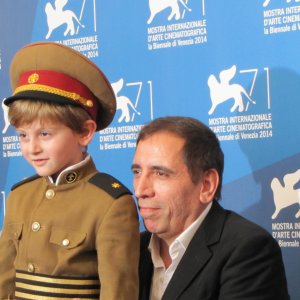 The President a Venezia 2014 - il piccolo Dachi Orvelashvili vestito da 'dittatore' con il regista del film