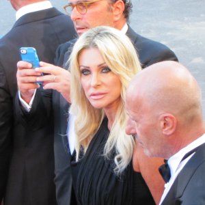 Venezia 2014, la conduttrice Paola Ferrari sul red carpet della serata inaugurale