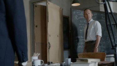 Mahnattan: John Benjamin Hickey una scena dell'episodio A New Approach to Nuclear Cosmology