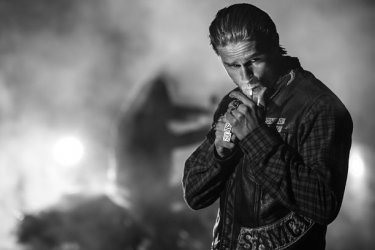 Sons of Anarchy: Charlie Hunnam in una foto promozionale per l'ultima stagione della serie