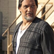 Sons of Anarchy: Jimmy Smits in una scena di Black Widower
