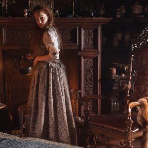 Outlander: un'immagine di Lotte Verbeek nell'episodio The Way Out