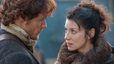 Outlander: Sam Heughan e Caitriona Balfe nell'episodio The Way Out