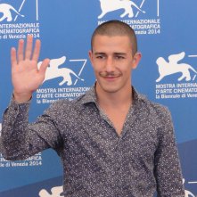 Venezia 2014: Giuseppe Fumo sorride al photocall di Anime nere