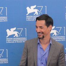 Venezia 2014: Peppino Mazzotta sorride al photocall di Anime nere