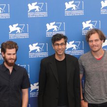 Venezia 2014: Andrew Garfield e Michael Shannon posano con il regista Ramin Bahrani al photocall di 99 Homes