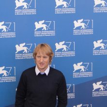 Venezia 2014: Owen Wilson sorride al photocall di She's Funny That Way