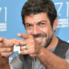 Venezia 2014: Pierfrancesco Favino ammicca ai fotografi durante il photocall di Senza nessuna pietà