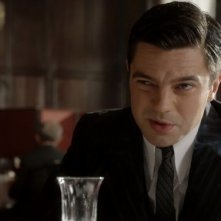 Fleming - Essere James Bond: Dominic Cooper in una scena