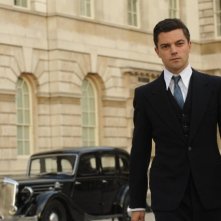 Fleming - Essere James Bond: Dominin Cooper durante una scena