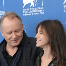 Nymphomaniac Volume II: Stellan Skarsgård e Charlotte Gainsbourg sorridono al photocall di Venezia 2014