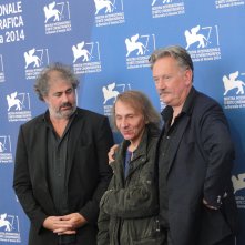 Venezia 2014: i registi Gustave Kervern e Benoît Delépine posano con Michel Houellebecq al photocall di Near Death Experience