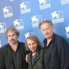 Venezia 2014: i registi Gustave Kervern e Benoît Delépine con Michel Houellebecq al photocall di Near Death Experience