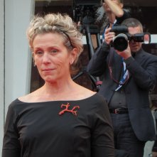 Frances McDormand sul tappeto rosso di Venezia 2014 per Olive Kitteridge
