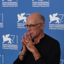 Gabriele Salvatores sorride al photocall di Italy in a Day a Venezia 2014