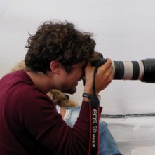 Venezia 2014, Riccardo Scamarcio si improvvisa fotografio prima del photocall di Abel Ferrara per Pasolini