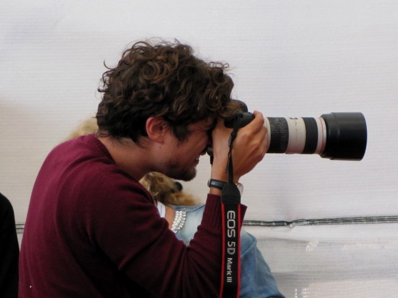 Venezia 2014, Riccardo Scamarcio si improvvisa fotografio prima del photocall di Abel Ferrara per Pasolini