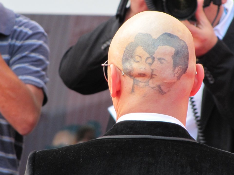 James Franco sul red carpet di Venezia 2014: un tatuaggio temporaneo per spiazzare i fan
