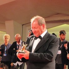 Venezia 2014, Roy Andersson, Leone d'Oro per Un piccione seduto su un ramo riflette sull'esistenza