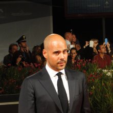 Marco D'Amore sfila sul tappeto rosso di Venezia 2014 per Perez.