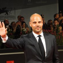Marco D'Amore posa sul tappeto rosso di Venezia 2014 per Perez.