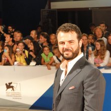 Edoardo De Angelis sul red carpet di Venezia 2014 per Perez.