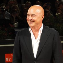 Luca Zingaretti sul tappeto rosso di Venezia 2014 per Perez.