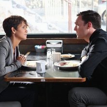 Extant: Owain Yeoman e Halle Berry nell'episodio A Pack of Cards
