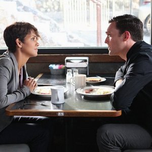 Extant: Owain Yeoman e Halle Berry nell'episodio A Pack of Cards