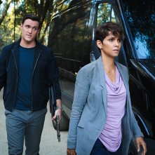 Extant: Halle Berry e Owain Yeoman nell'episodio A Pack of Cards
