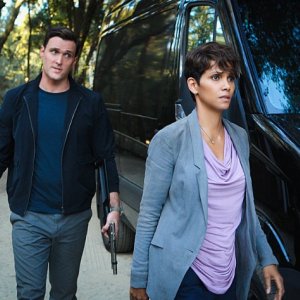 Extant: Halle Berry e Owain Yeoman nell'episodio A Pack of Cards