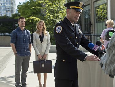 Arrow: Stephen Amell, Paul Blackthorne, Katie Cassidy nell'episodio The Calm