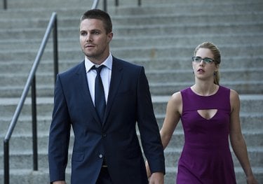 Arrow: Stephen Amell e Emily Bett Rickards nell'episodio The Calm