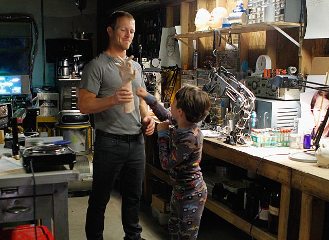 Extant: Pierce Gagnon in una scena dell'episodio Care and Feeding