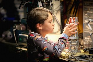 Extant: un'immagine di Pierce Gagnon nell'episodio Care and Feeding